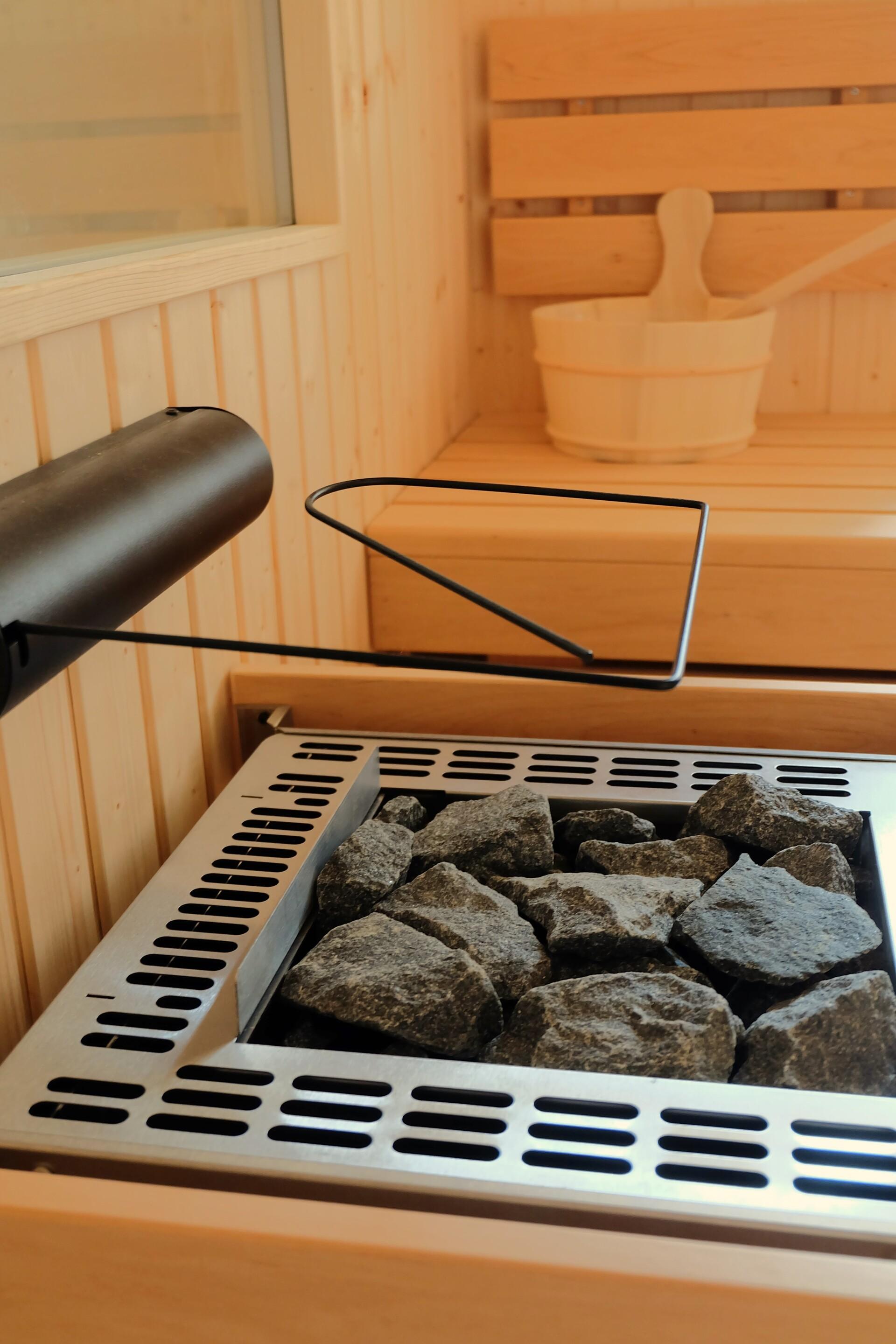 Saunainnenraum mit Holzbänken
